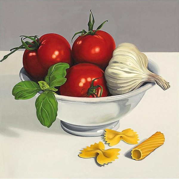 Чашка с помидорами и чесноком