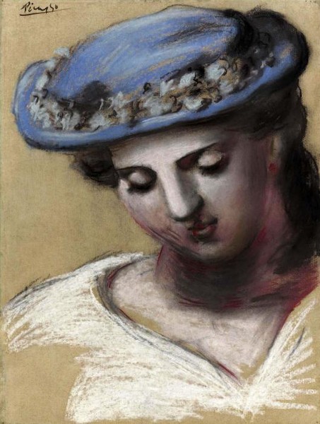 FEMME AU CHAPEAU BLEU GARNI D UNE GUIRLANDE