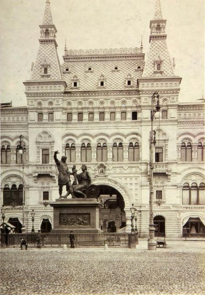 Главный вход в Верхние торговые ряды.