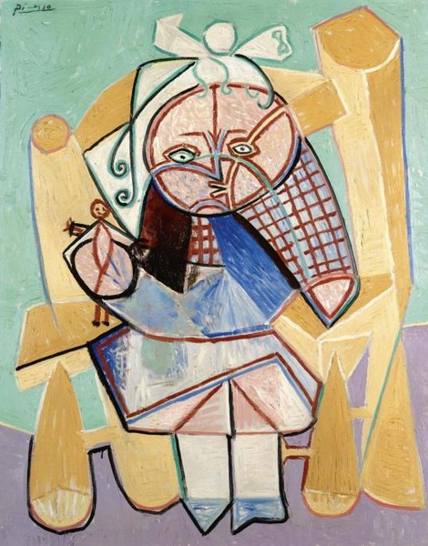 LA FILLE DU CONCIERGE TENANT UNE POUPEE