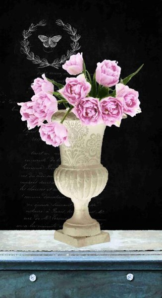 На бирюзовом камоде Розы