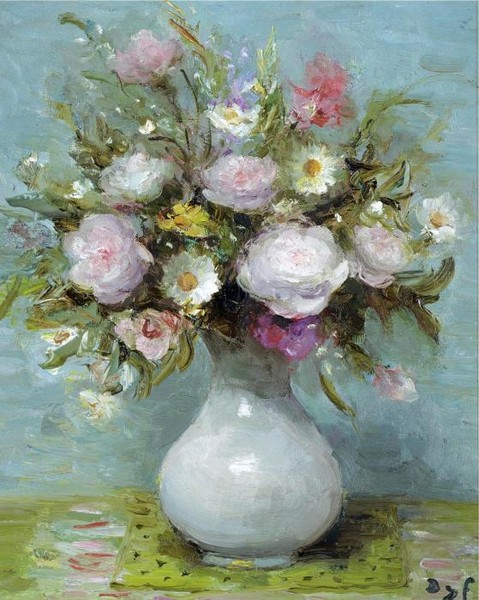 Розы в вазе на голубом фоне