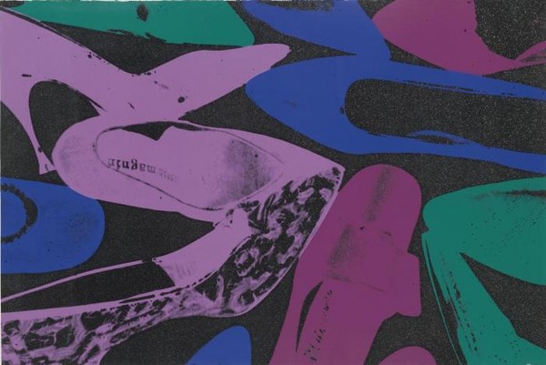 SHOES разбросанны