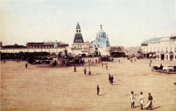 Вид с  Лубянской площади на Никольские ворота.