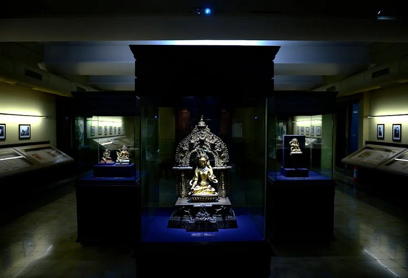 Словно богини раздора, наследницы прославленной династии Ротшильдов сошлись в эпической схватке за несметные художественные богатства, ставшие "камнем преткновения".