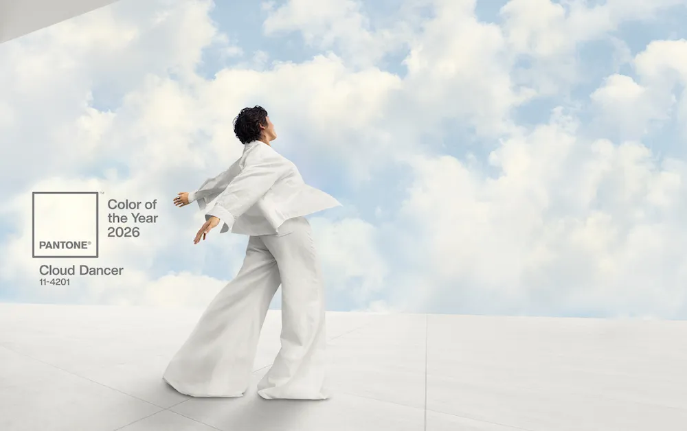 В 2026 году Pantone отдает предпочтение «Облачному танцору», белому оттенку, чей выбор выглядит особенно примечательным на фоне политизированных дискуссий о значении белого цвета.