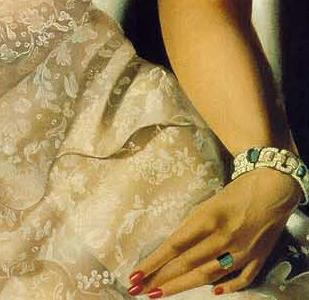 Фрагмент Дама в вечернес платье в городе