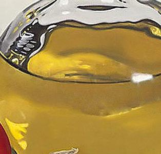 Фрагмент Графин с помидором и головкой чеснока