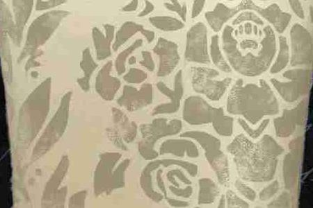 Фрагмент На бирюзовом камоде Белые тюльпаны