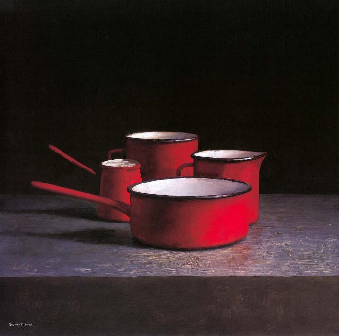 Красная металическая посуда I