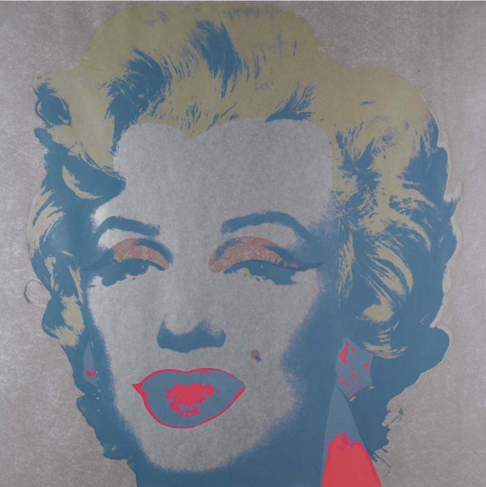 MARILYN на бледно голубом