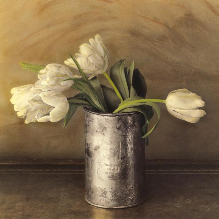 Серебрянная баночка с тюльпанами