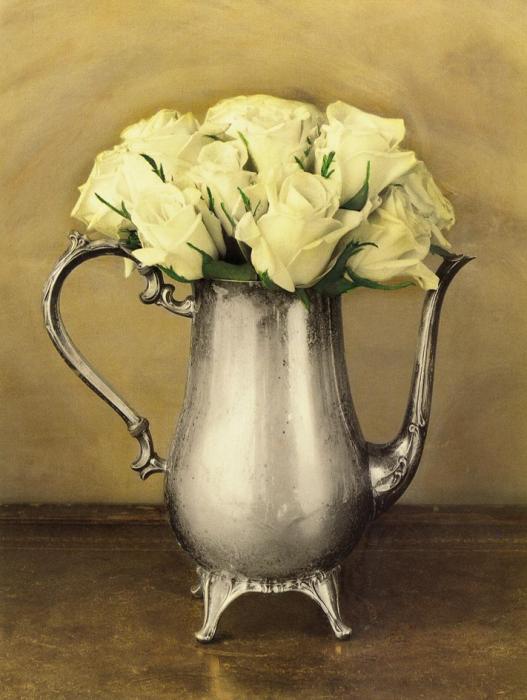 Серебрянный графин с розами